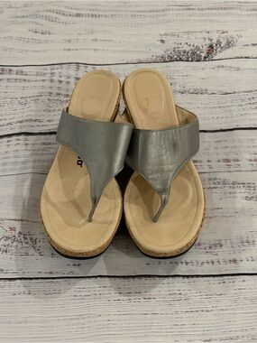 Tsubo women's 9.5 Pewter Gray Platform thong Flip Flop Sandals Metallic Wedges
